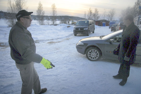 Markku Laukkasen ja Tapio Lahden takana aukeaa tontti, jolta kaksi rivitaloa on purettu pois. Uusi rakennus alueelle alkaa kohota vielä tämän talven aikana.