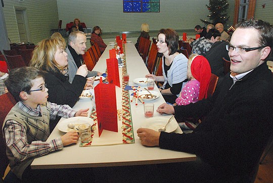 Marko, Noora, Johanna ja Otto Liias sekä Laila Parantala ja Allan Dalen istuivat yhteen pöytään syömään ja kuulumisia vaihtamaan.