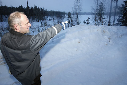 Tuolta pellonreunaa pitäisi linjan kulkea, viittaa Harri Peltosalo.