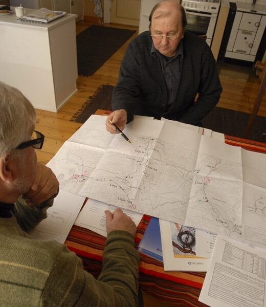 Lasse Ristikartano ja Raimo Rokka tutkivat, miten viemärilinjat on kaavailtu kaivettavaksi Kotaladon ydinalueelle.