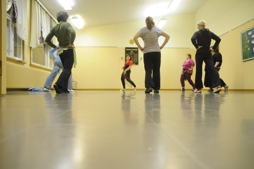 Tuohikodossa pisti tiistaina tuulemaan vatsatanssin merkeissä kuusi naista. Tuplakokoinenkin porukka mukaan mahtuisi.