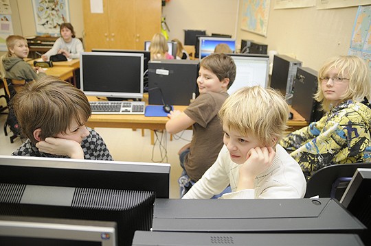 Oskari Laiho, Eino Svahnbäck, Elias Peltonen ja Sampo Nurminen eivät näe juuri eroa koneen käytössä, on käyttöjärjestelmänä Windows tai ilmainen Linux.