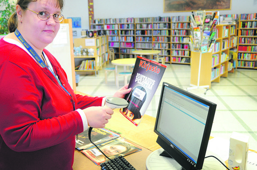 Leena Plosila jatkaa Perniön kirjastossa kokopäiväisenä kirjastonhoitajana. Keskiviikkona työlistalla oli vanhojen lehtien poistoon kirjaamista.