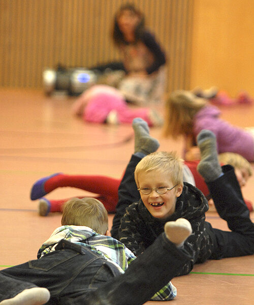 Marianne Petters sai Särkisalon lapset liikkumaan pitkin salia kuin käärmeet. Lauri Salmisella oli lystiä.