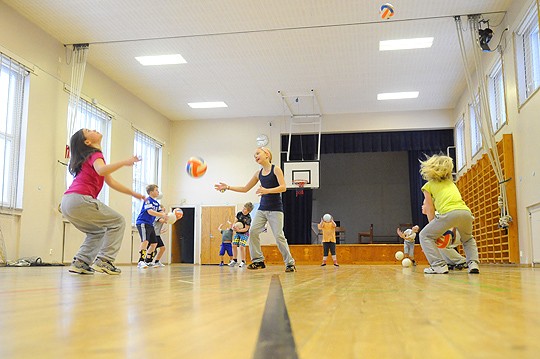 Kirkonkylän koulussa päästään uudelle parketille pikapuoliin; lähes tikuille kulunut lattia uusitaan hiihtolomaviikon aikana.