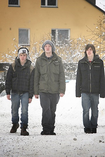 Lauri Järvinen, Valtteri Kaskia ja Toni Kupiainen saanevat kävelllä Turun-reissunsa hiukan helmikuun paukkupakkasia leudommassa säässä.