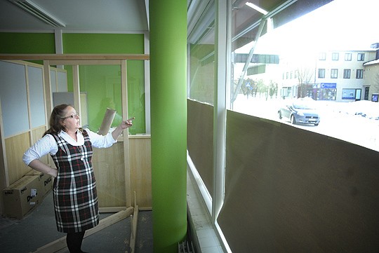 Kirsi Savolainen kertoo, että uudet tilat ovat tarkasti Tapiolan ohjeiden mukaiset.