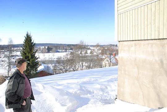 Uudisrakentaminen muuttaa Perniön kirkonkylän ilmettä: Markku Lehtonen tähyilee näkymiä viittä vaille valmiin rivitalon pihalta.