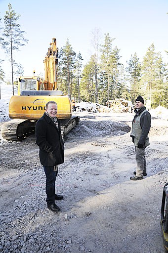 Karhumäkeen alkaa nousta ensimmäinen talo. Ilkka Hänninen (vas) neuvonpidossa Pohjolan Perustuksen yrittäjän Marko Tapion kanssa.