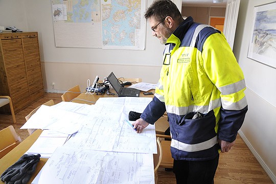 Jorma Jokela esittelee uuden sillan piirustuksia Särkisalon entiseen kunnanvirastoon perustetussa työmatoimistossa.