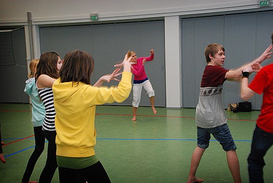 Lauri Järvisen keskiviikko-ohjelmaan kuuluu tanssikerho. Emmi Lahti (keskellä) vetää treenejä.