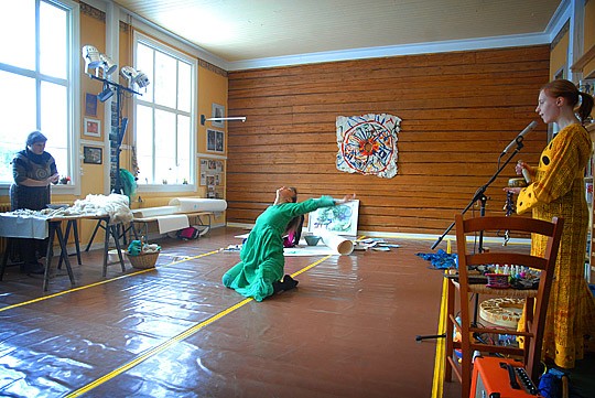 Saarettaret -metsättäret- esitys syntyy neljän naisen voimin: vasemmalta Sari Kippilä, Tiiti Mendelin, Marianne Petters ja Laura Naukkarinen.