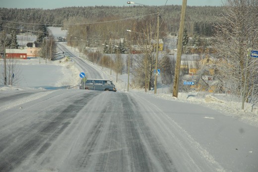 Kaukurintien ja Kiskontien risteys on vaarallinen ja hankala.