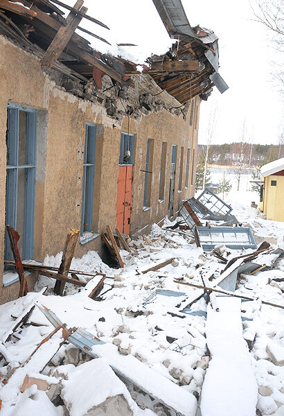 Romahtaneet rakenteet aiotaan siivota turvallisuuden nimissä pois ensi tilassa.