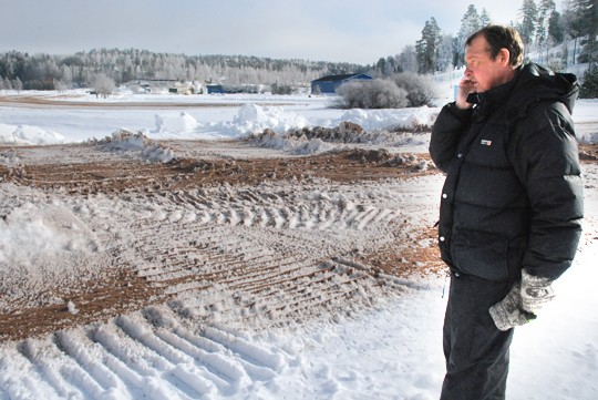 Hiekoitus ja vesisade ovat saaneet lumet lähtemään golfkentältä vauhdilla, sanoo kenttämestari Rauno Heinonen.