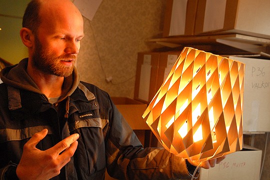 Tuukka Halonen kertoo, että Pilke-valaisimesta mietitään edelleen uusia versioita kuten jalkalamppua.