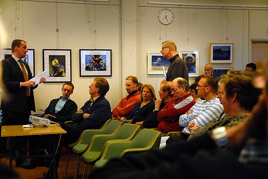 Jätevesien keskittäminen kuumensi tunteita maanantaina Taalintehtaalla. Sanaharkassa kunnanjohtaja Tom Simola (vas) ja Pekka Virtanen.