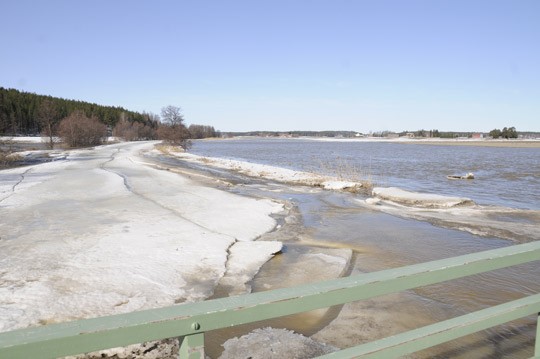 Tulvatilanne pahenee Perniönjoen alajuoksulla, kuva Heikkilän sillalta merelle päi.