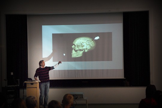 Timo Nuutinen kertoo kuvin ja sanoin, mitä leikillään lyömisestä voi seurata. Animaation lisäksi on valokuvia tositapahtumista.