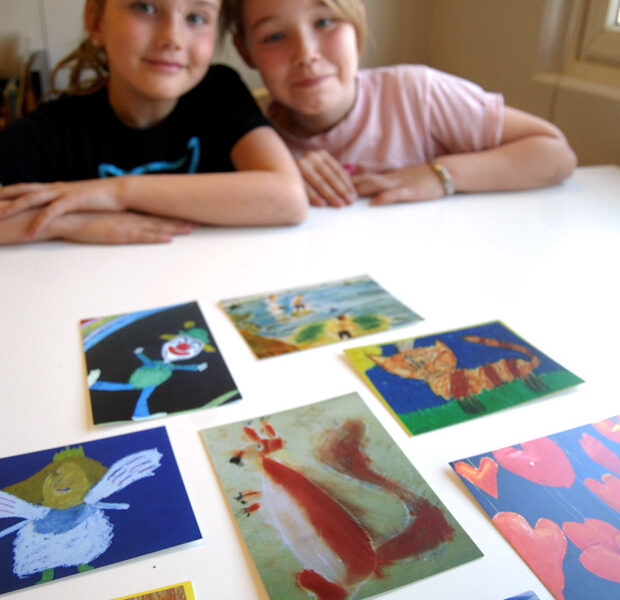 Vella Salmelin ja Sofia Parviainen esittelevät kortteja.