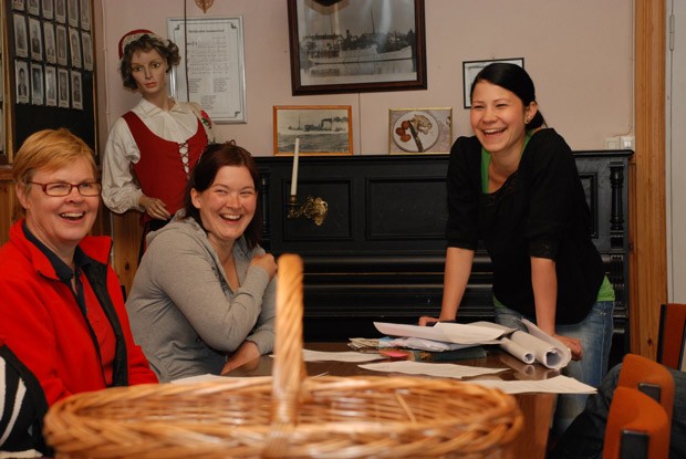 Kylämatkaa miettivät ohjaaja Noora Himbergin (oik) kanssa Eija Aarnio ja Mia Laitinen.