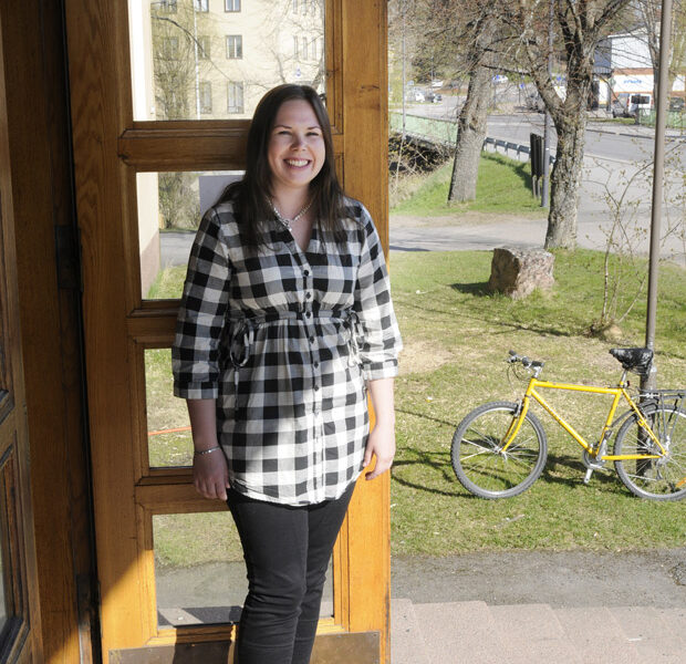 Laura Ahtiainen neuvoo jätevesiasioissa.