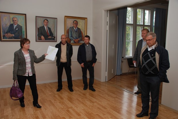 Tilapalvelujen Harri Elomaa, ovensuussa, kuunteli särkisalolaisten toiveita.