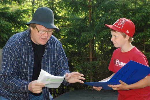 Konsta Pylkkänen (Jyrki Nurmi) ja Nikke (Lauri Leikkonen) ottavat tuntumaa osiinsa.