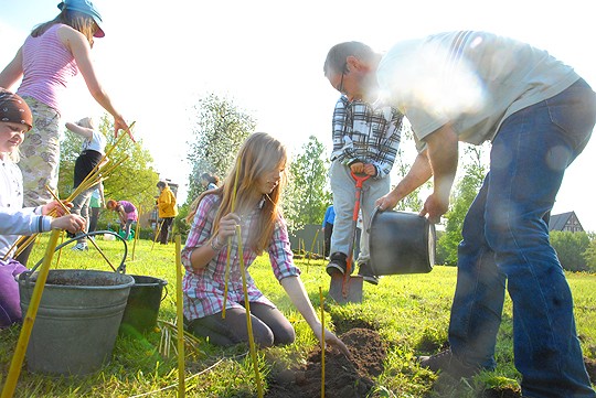 Yö kyllissä -tapahtumaa tehtiin porukalla tiistaina. Veera Keskilä istutti, puuseppä Jussi Mattila kasteli istutukset.