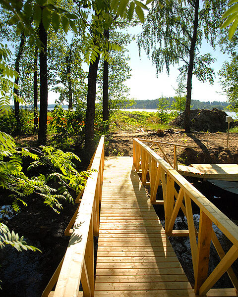 Kiistalaituriin kuuluu muun muassa mereen laskevan puron ylittävä silta.