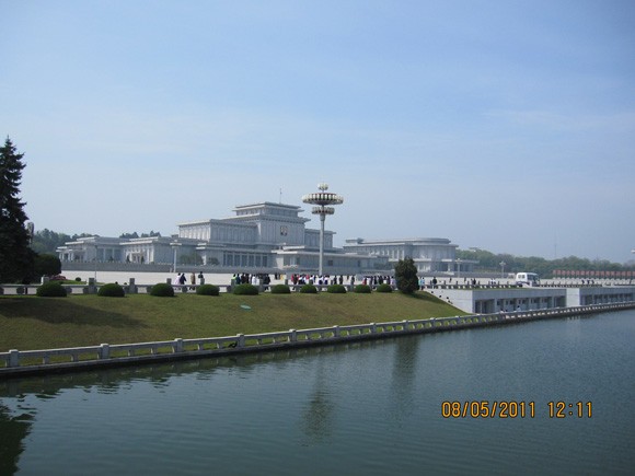 Suuren johtajan mausoleumi on mahtava rakennus. Kuva Minna Räsänen.