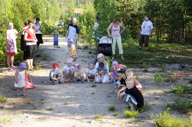 Tässä on hiekkalaatikon paikka näyttävät lapset.