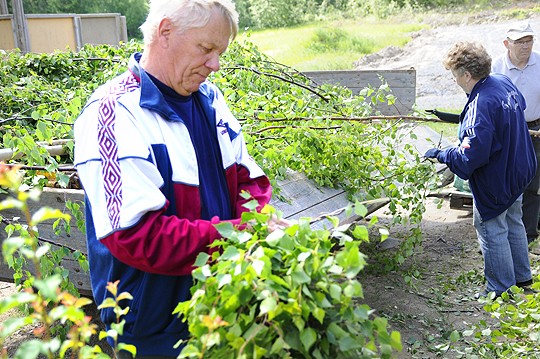 Olavi Henttinen kiepsauttaa vihdan nippuun.