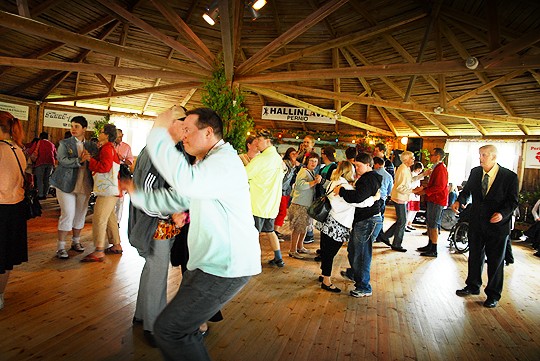 Hallin lavalla tanssittiin keskiviikkona liki pyörryksiin asti.