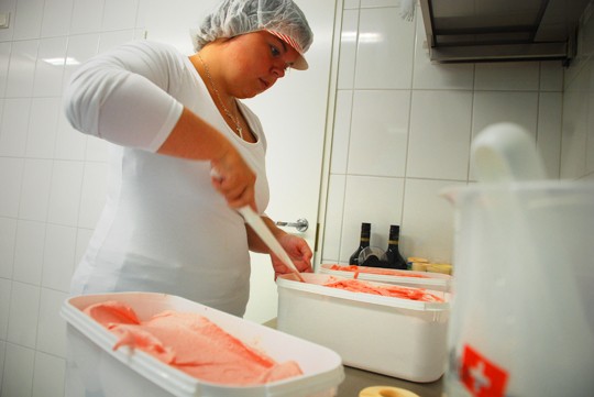 Sofia Stolpe lusikoi sorbettia myyntirasiaan. Parhaimmillaan päivässä syntyy 200 litraa valmista.