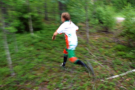 Renja Roos paineli sateisessa metsässä hurjaa kyytiä.