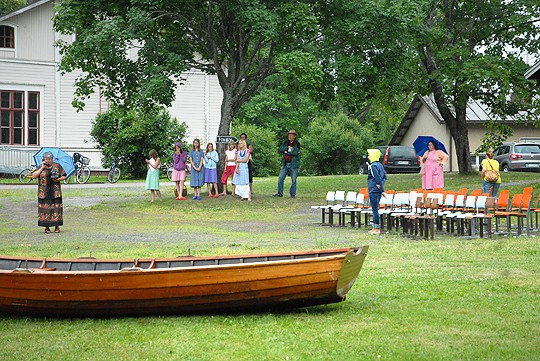 Sateen sattuessa sateessa. Niin myös kylämatkan harjoitukset Särkisalossa maanantaina. Yksi pitäjän täysihoitoloista on sijainnut juuri entisen kunnanviraston kohdilla.