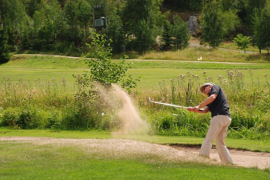 Pete-Veikko Kähäri otti muutaman harjoituslyönnin ennen kilpailukierroksen alkua.