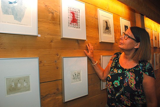 Marleena Linnakoski toteaa, että grafiikkatyö on myös hyvä sisustuselementti.