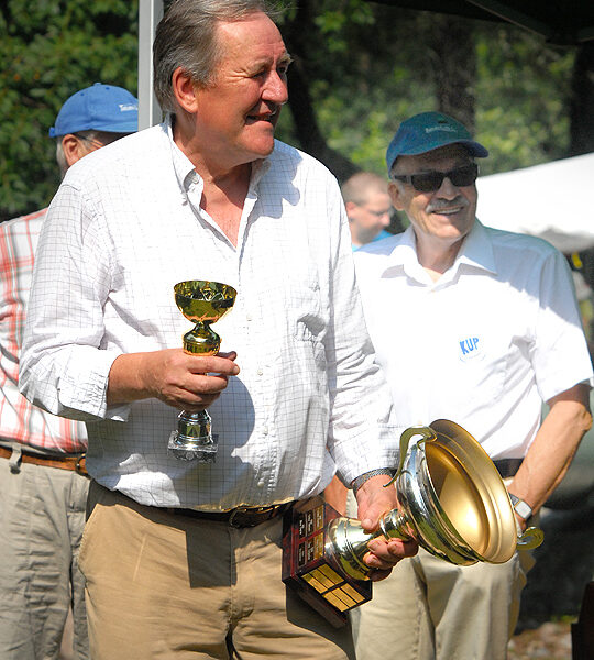 Heikki Liede sai vuoden särkisalolaisen pystin, Raimo Rannikko (oik) puolestaan kotiseutuyhdistyksen tunnustuksen.