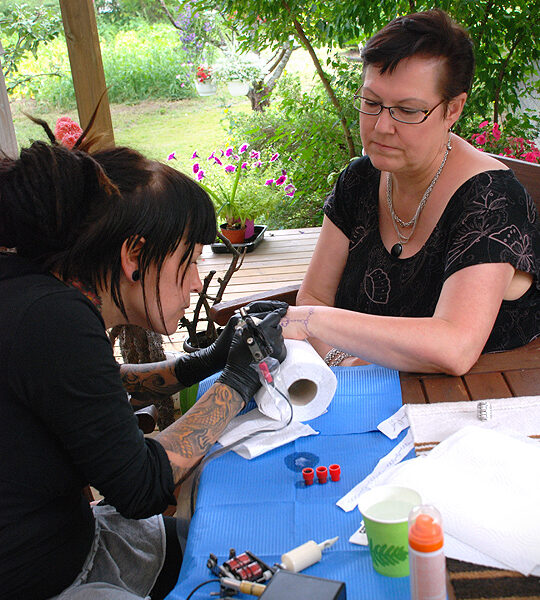 Annukka Laine nakuttaa Ulla Kylmäniemen käteen pysyvää helminauhaa.