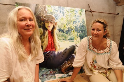 Kaija Rosma (vas.) kutsui pitkäaikaisen työparinsa Kira Gluschkoffin pitämään näyttelyn Pyynpivoon.