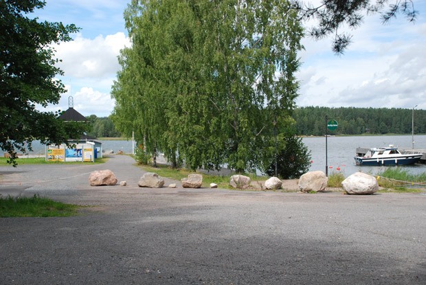 Kyläläiset ovat kyllästyneet rannan tapahtumiin.