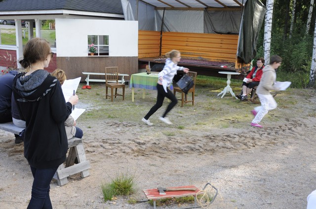 Naarjärven Lainerannassa esitetään paikalliseen tarinan perustuva näytelmä lauantaina. Vasemmalla ohjaaja Liisa Laitinen.