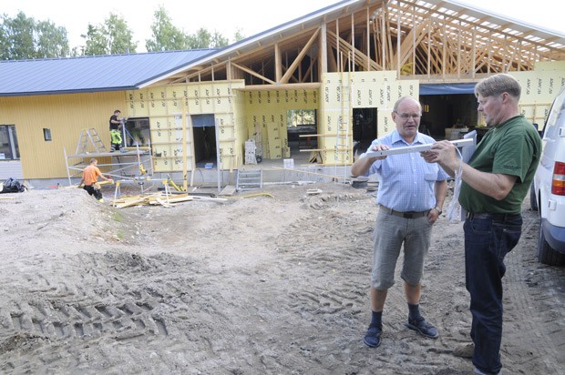 Tapio Lahti ja Mauri Määttänen tutkiat palvelukeskuseen tulevaa valaisinta.