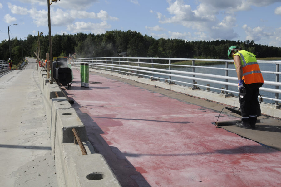 Särkisalon pengertien uudella sillalla tehdään jo vesieristystöitä.