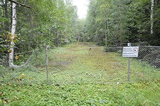 Förbyn sortumaa ympäröi aita kieltotauluineen. Ylityspaikkoja löytyy paikoista, jotka ovat katseilta suojassa.