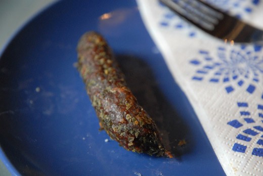 Juustojen lisäksi makkaraa. Kuvassa chili-peuramakkara.