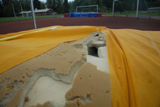 Hyppypaikkojen patjojen päällykset on viilletty halki.