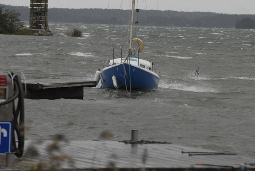 Förbyssä olivat veneiden kiinnitykset kovilla keskiviikkona.